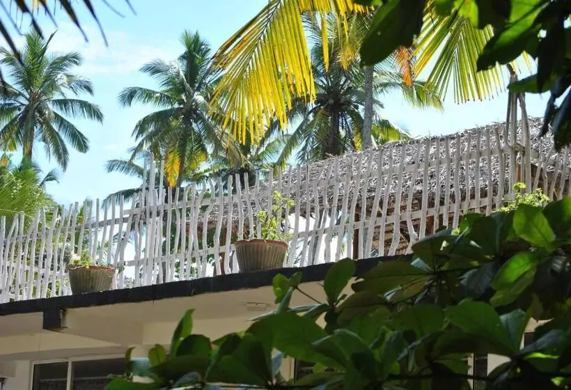 Majatalo Lotus Surf House