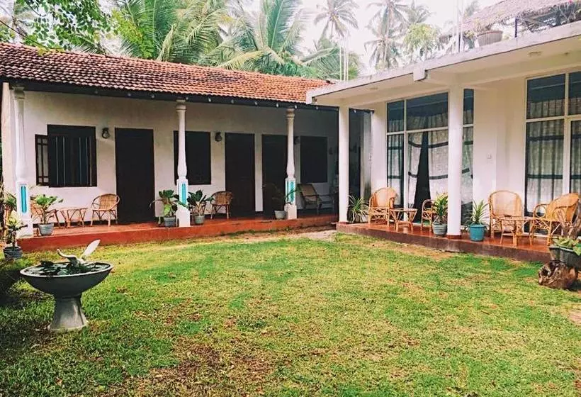 Majatalo Lotus Surf House