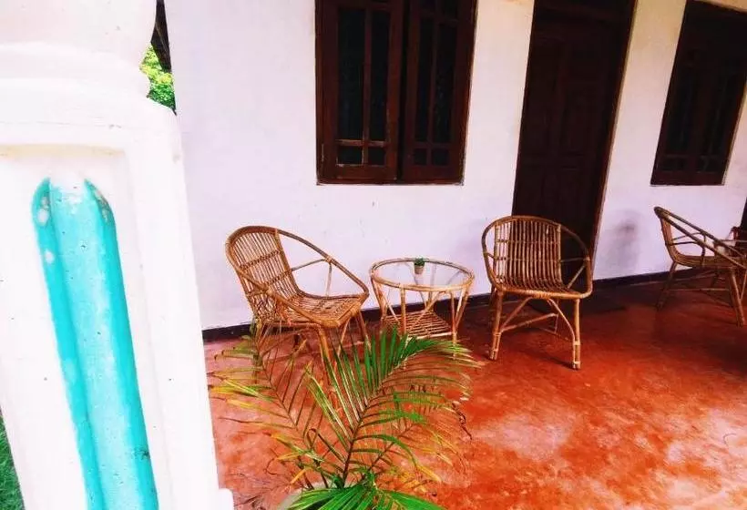 Majatalo Lotus Surf House