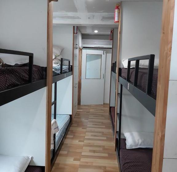 فندق صغير Arya Dormitory