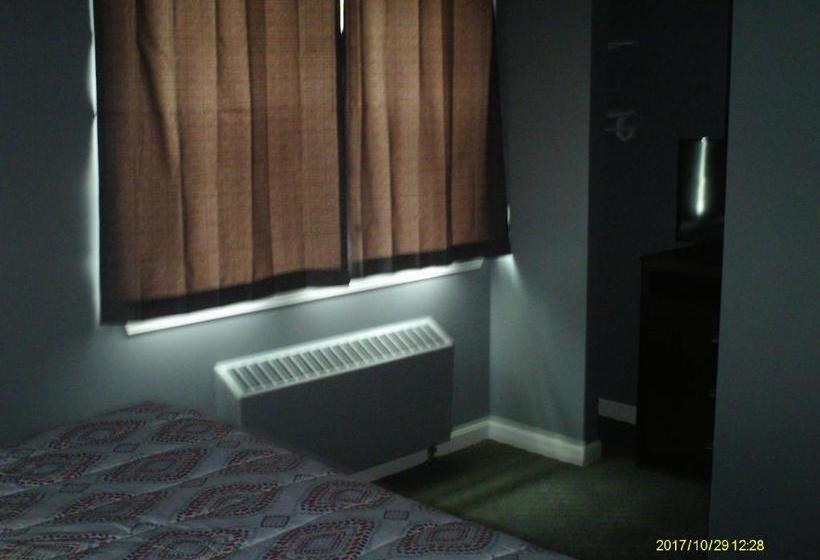 הוסטל Pine Tree Inn