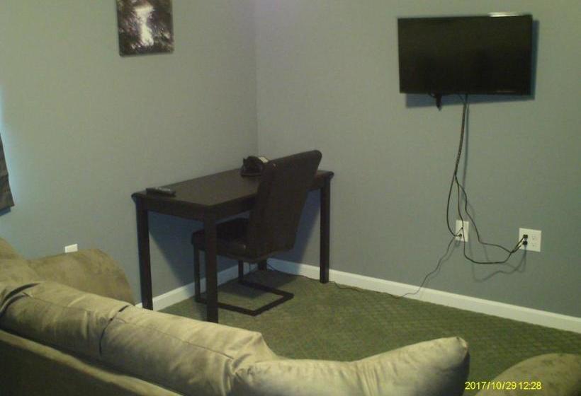 הוסטל Pine Tree Inn