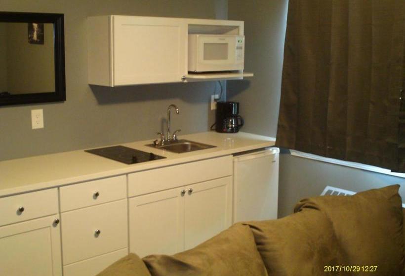 הוסטל Pine Tree Inn