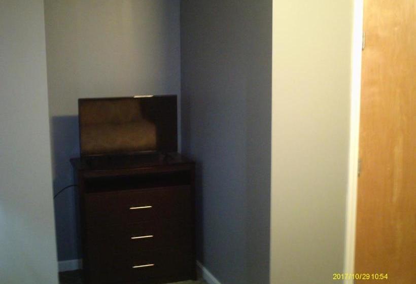 הוסטל Pine Tree Inn