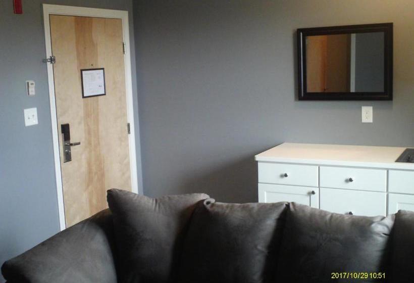 הוסטל Pine Tree Inn