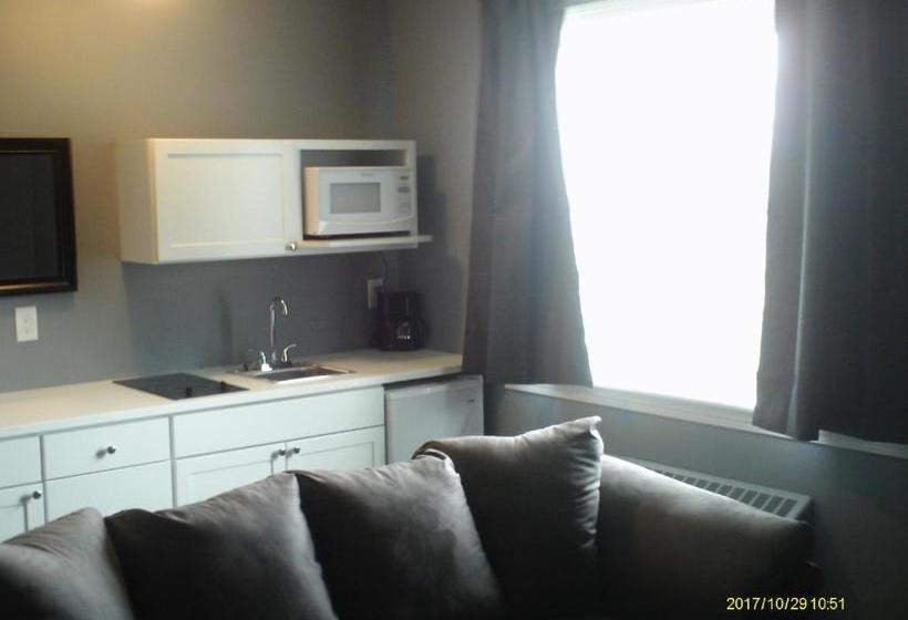 הוסטל Pine Tree Inn