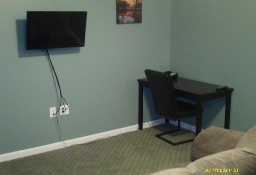 הוסטל Pine Tree Inn