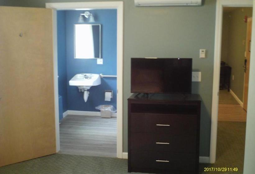 הוסטל Pine Tree Inn