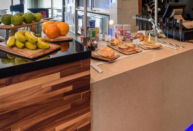 בית מלון כפרי Courtyard By Marriott Lake Jackson