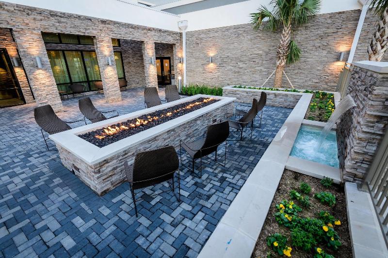 בית מלון כפרי Courtyard By Marriott Lake Jackson