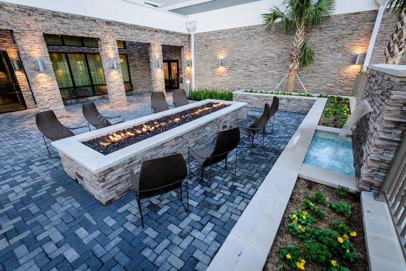 בית מלון כפרי Courtyard By Marriott Lake Jackson