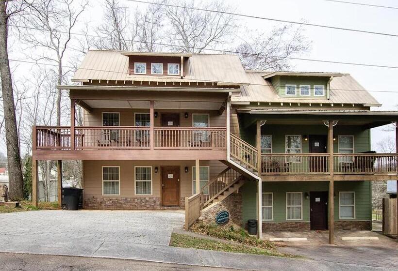 The Dahlonega Square Hotel & Villas