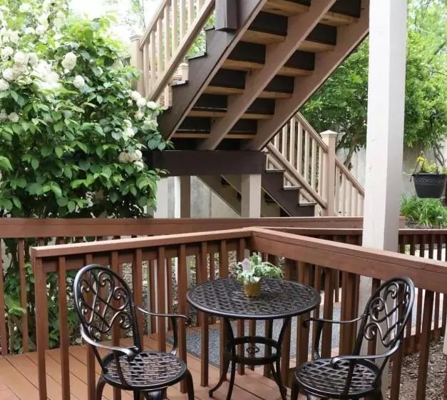 The Dahlonega Square Hotel & Villas