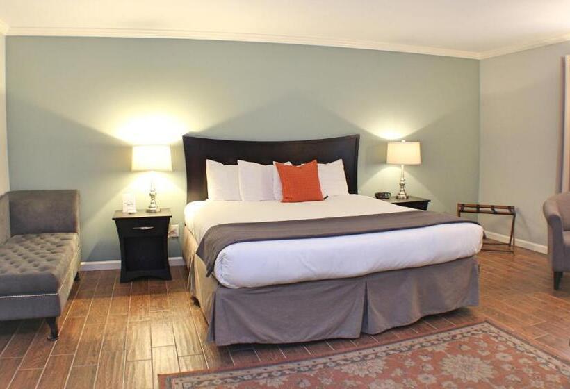 The Dahlonega Square Hotel & Villas
