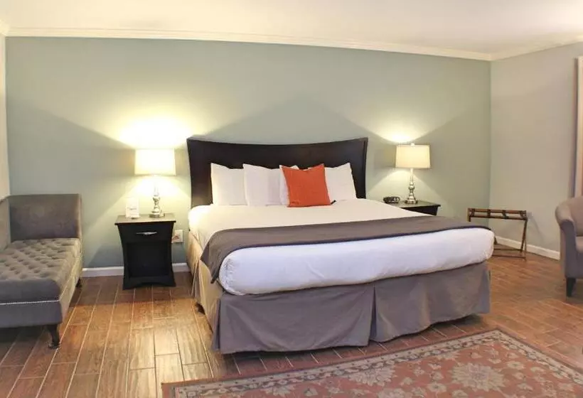 The Dahlonega Square Hotel & Villas