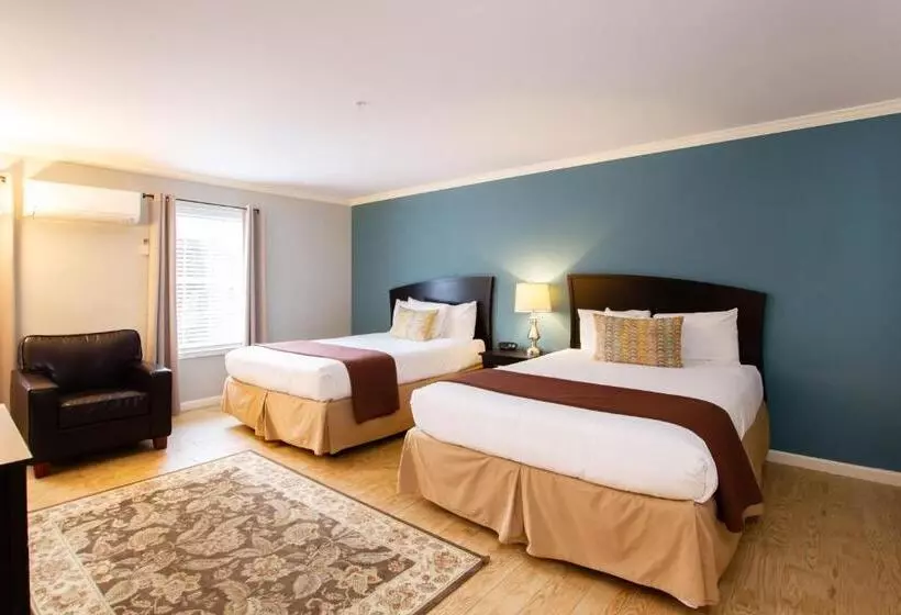 The Dahlonega Square Hotel & Villas