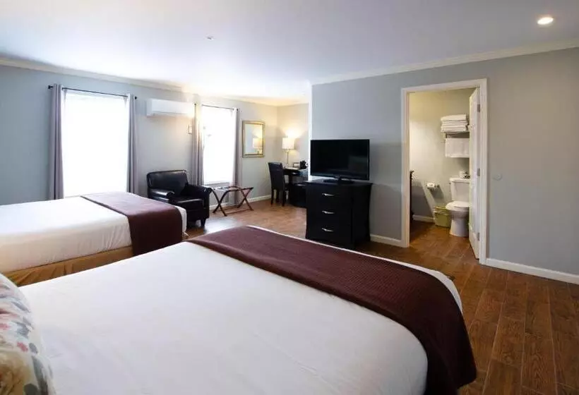 The Dahlonega Square Hotel & Villas