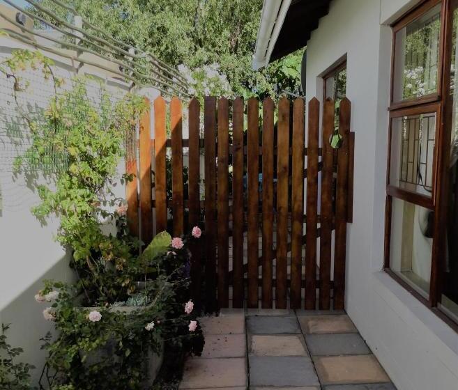 پانسیون Willow Cottage George