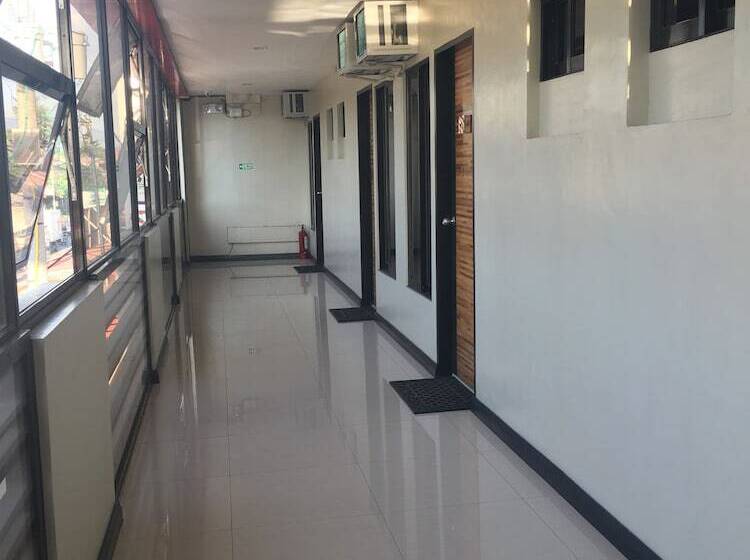 Hostel Mahogany Tourist Inn