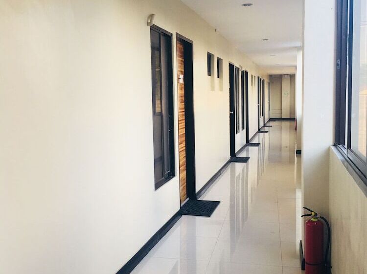 Hostel Mahogany Tourist Inn