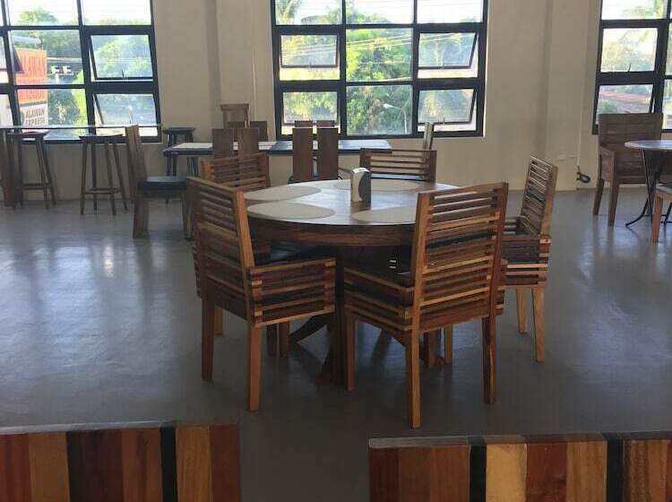 Hostel Mahogany Tourist Inn