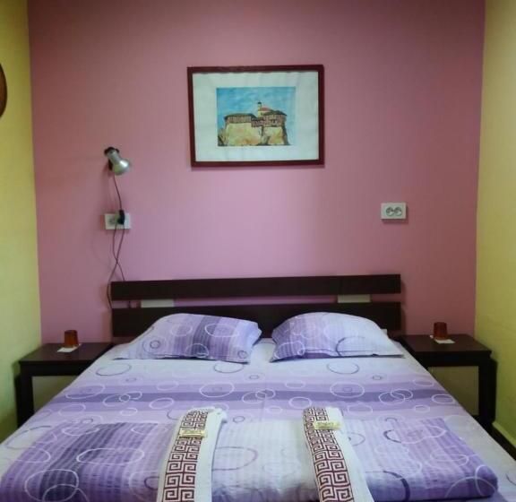 펜션 стаи за гости ореха троян Private Rooms Oreha