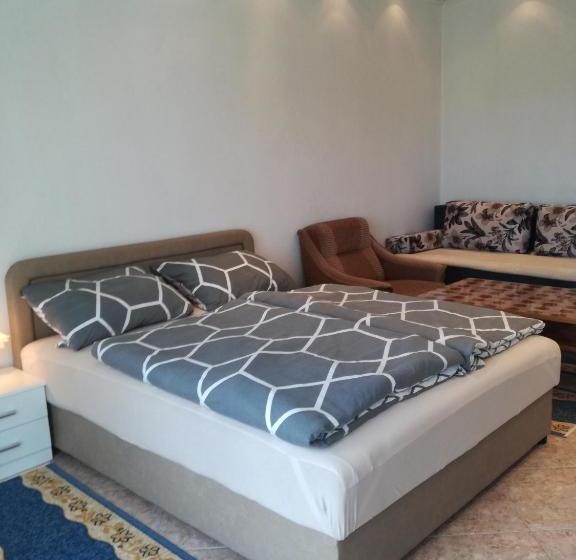 هاستل Prenociste Orhideja