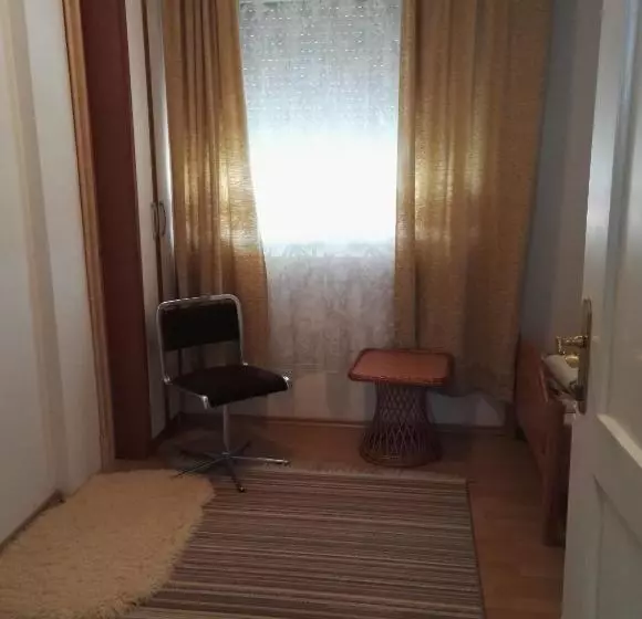 هاستل Prenociste Orhideja