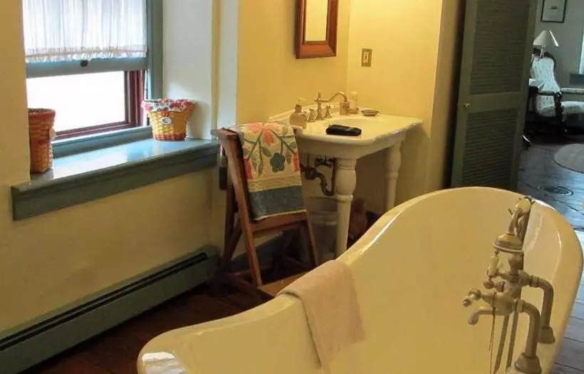 ベッドアンドブレックファースト 1786 The Limestone Inn