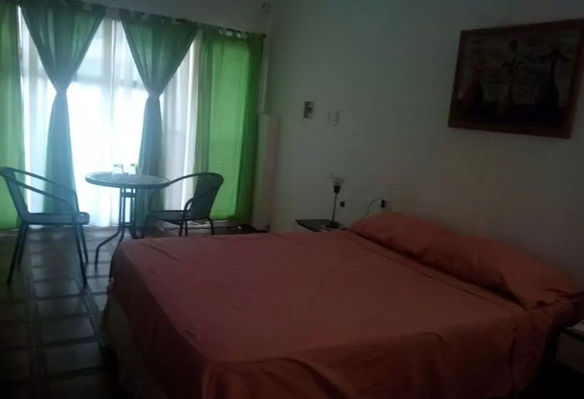Hotelli Hostal Atix