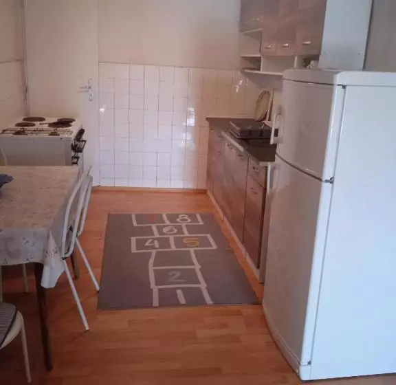 پانسیون Apartment And Rooms Barbaric