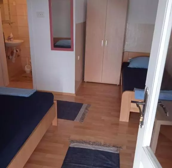 پانسیون Apartment And Rooms Barbaric