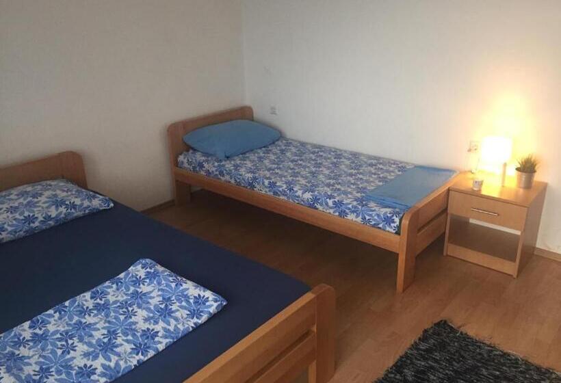 پانسیون Apartment And Rooms Barbaric