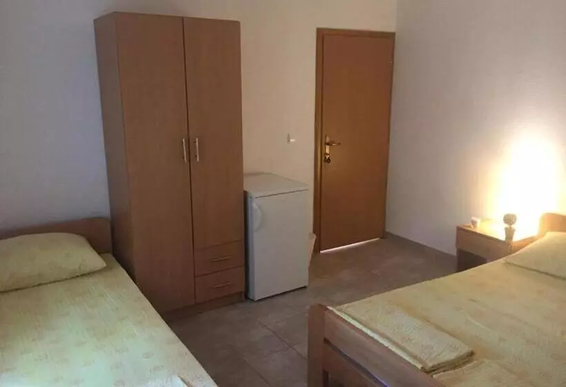 پانسیون Apartment And Rooms Barbaric