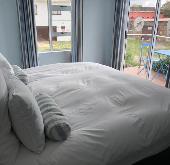 بنسيون Bluesky Arniston Guest House