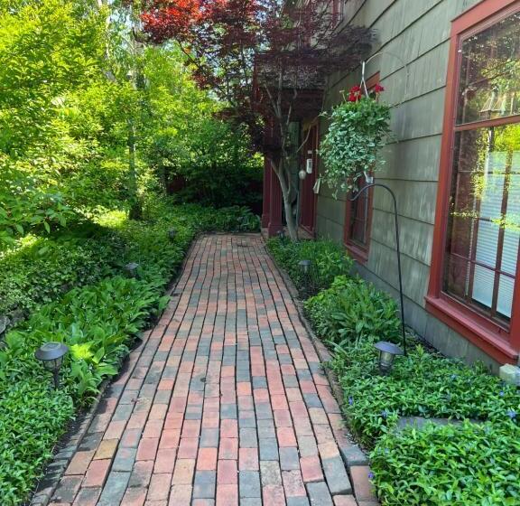 1795 Acorn Inn Bed And Breakfast