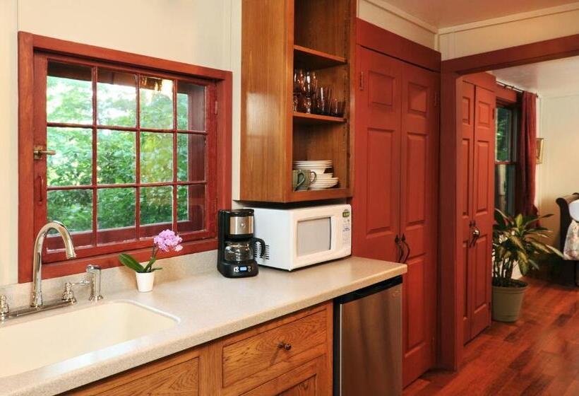 1795 Acorn Inn Bed And Breakfast