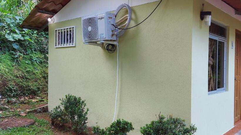 پانسیون Hostal Y Cabinas Anita And Rafting Tour!