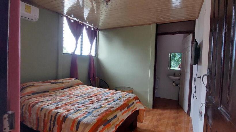 پانسیون Hostal Y Cabinas Anita And Rafting Tour!