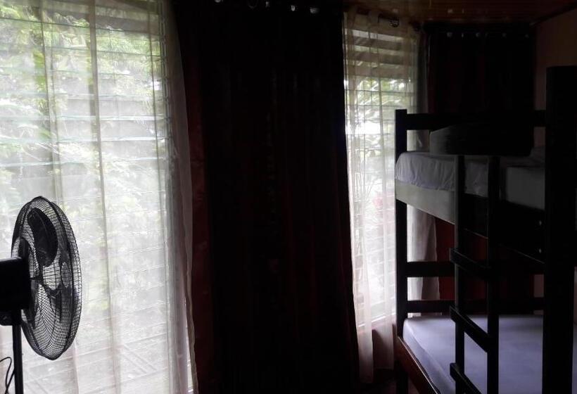 پانسیون Hostal Y Cabinas Anita And Rafting Tour!