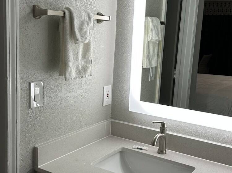 Sleepy Traveler Motel