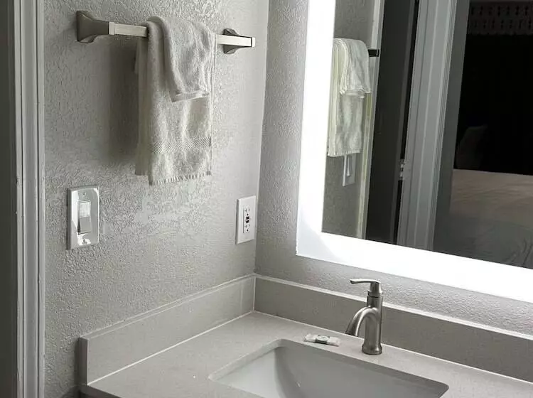 Sleepy Traveler Motel