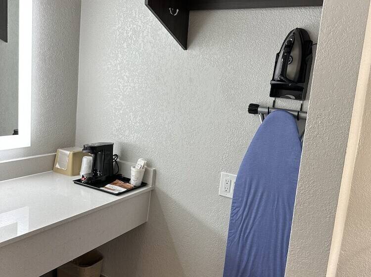 Sleepy Traveler Motel