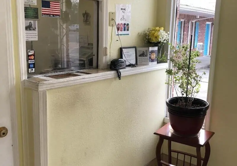 Sleepy Traveler Motel