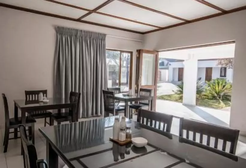 ペンション The Royal Guest House