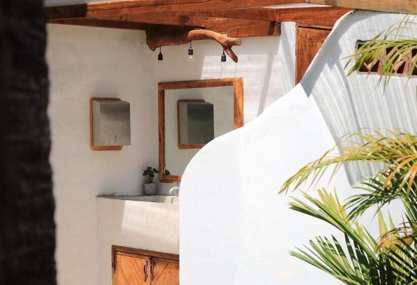 Общежитие Panama Beach Lodge