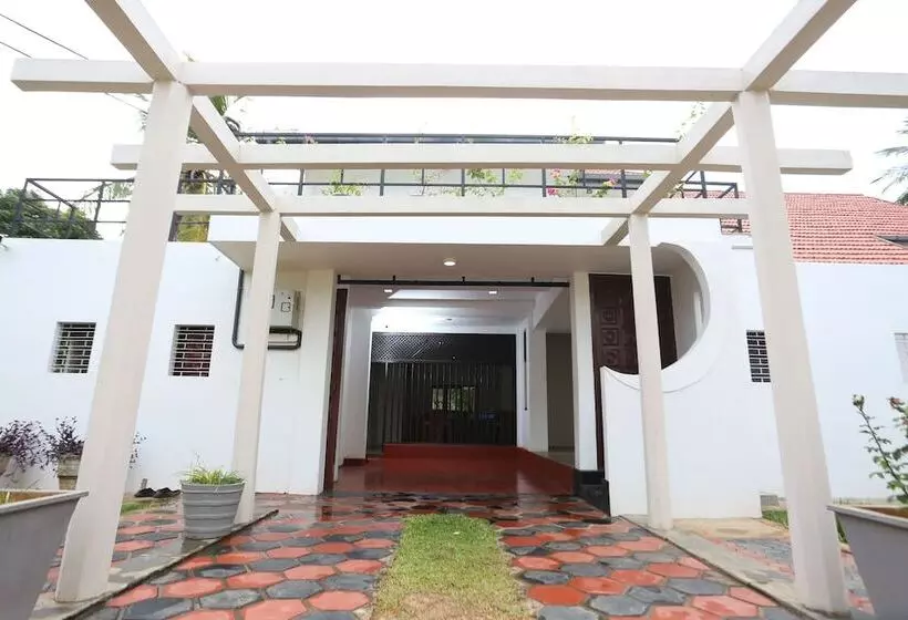 پانسیون Dayanithi Guest House