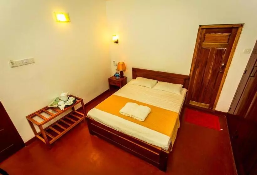 پانسیون Dayanithi Guest House
