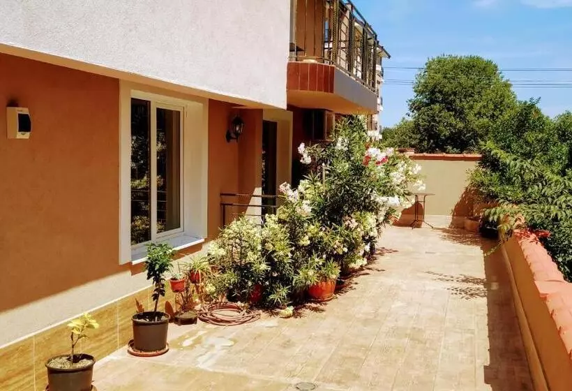 Majatalo Dracena Guesthouse