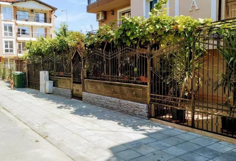 Majatalo Dracena Guesthouse